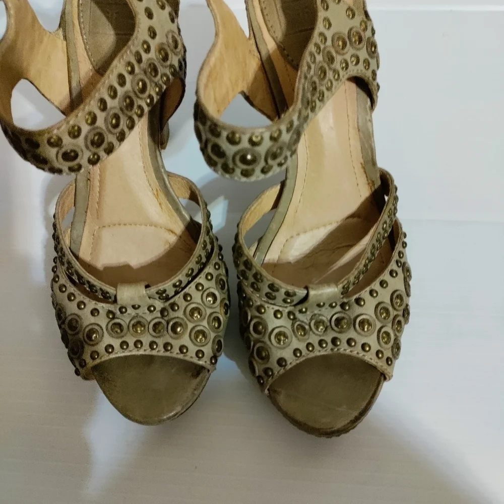 Frye Samantha Disc ankle Seam Peep Toe Heels Platform studded Sandals beige 7M